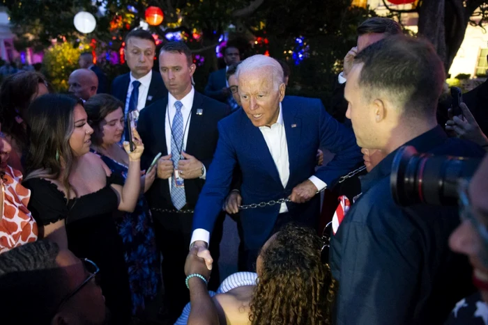 Joe Biden salută reporterii la Casa Albă de Ziua Independenţei FOTO EPA-EFE