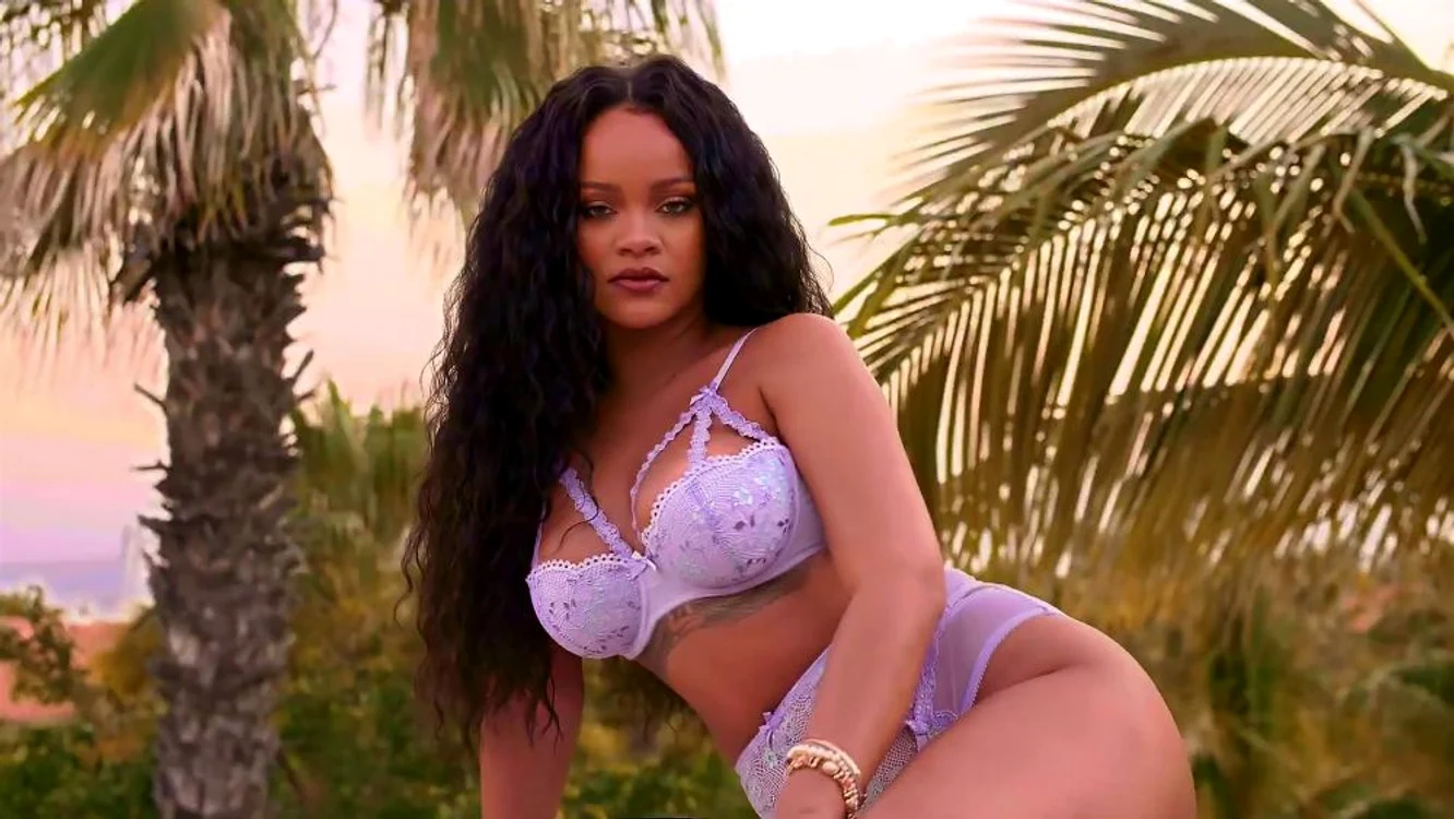 
    Rihanna a făcut avere din afaceri cu cosmetice și lenjerie de corp  