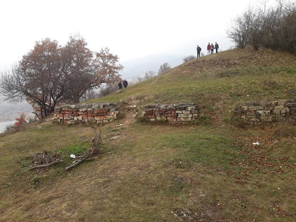 Cuvintele de pe ziduri au fost scrise cu vopsea roșie FOTO Dan Sofronia 