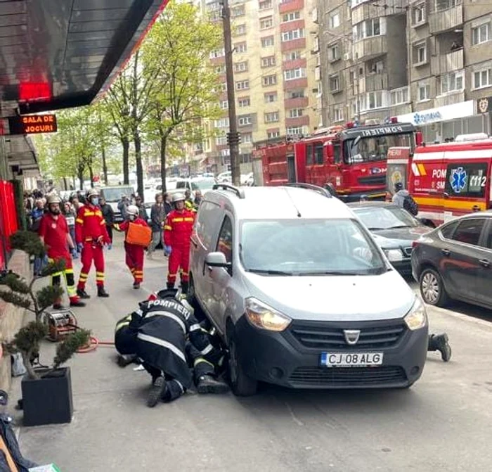 A fost nevoie de intervenția pompierilor pentru scoaterea femeii de sub mașină. FOTO: ISU Cluj