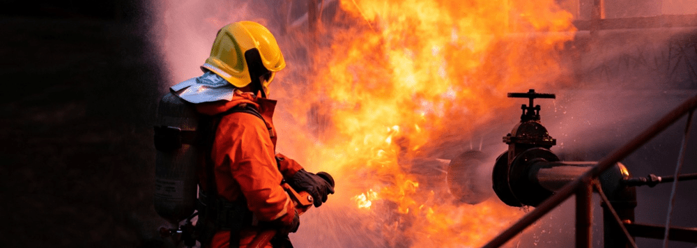 Explozie urmată de incendiu la un depozit de produse petroliere din municipiul Moinești