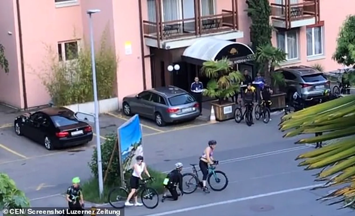 Regele a fost fotografiat în timp ce se urca pe bicicletă, într-un top mov şi colanţi negri