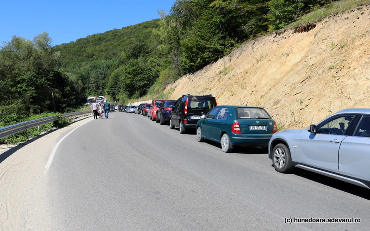 Maşinile au fost lăsate şi pe marginea drumului care duce la mănăstire 