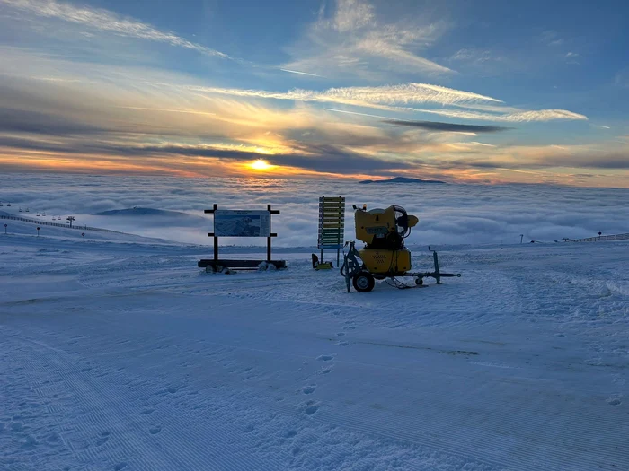 Pe pârtiile din Sinaia tunurile au făcut zăpada artificială Foto: FB