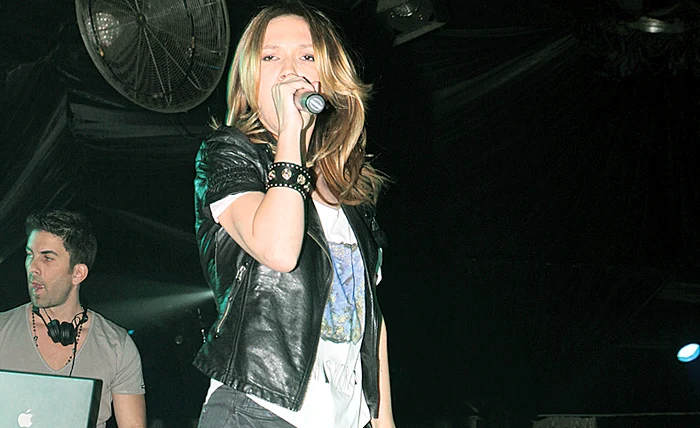 Deşi este extrem de ocupată, face şi actorie, cântă, Adela Popescu are timp şi de iubit, dar şi de muncile casnice