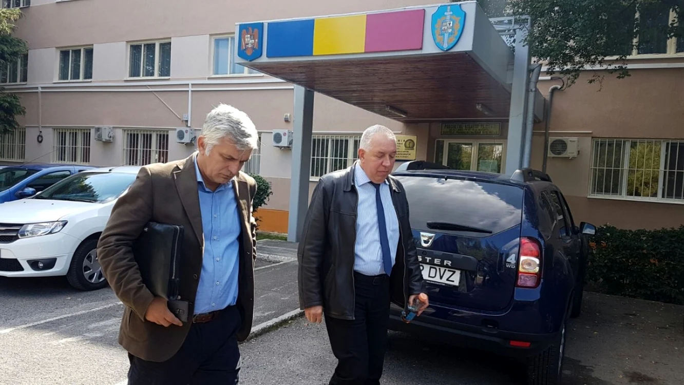 Horia Tiseanu (cu cravată)  în ziua în care a fost chemat la DNA Ploieşti pentru audieri FOTO ziarulincomod.ro