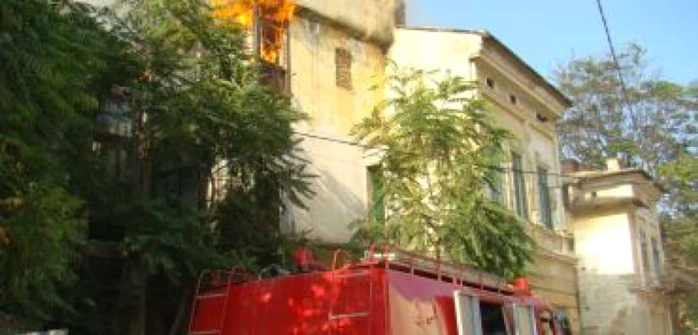Botoşani: Un incendiu a mistuit două clădiri de patrimoniu din Centrul Vechi (GALERIE FOTO)