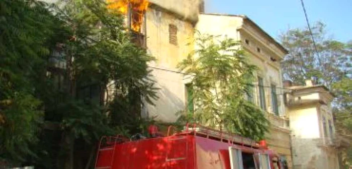 Botoşani: Un incendiu a mistuit două clădiri de patrimoniu din Centrul Vechi (GALERIE FOTO)