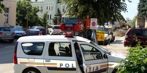 Doi valceni au fost arestati pentru ca au luat 2.000 de lei mita promitand ca vor angaja o tanara la SRI