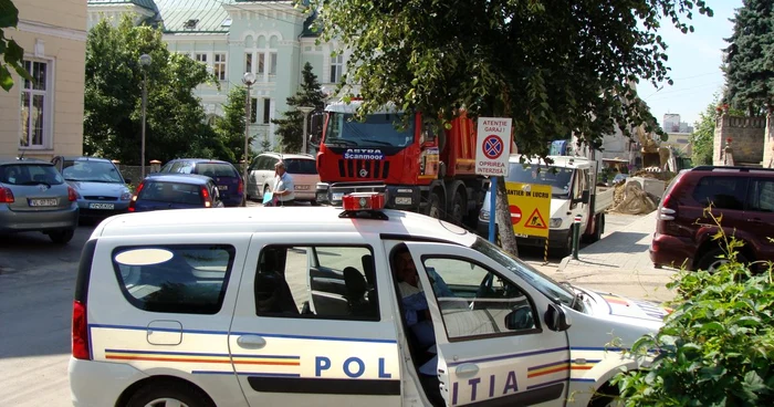 Doi valceni au fost arestati pentru ca au luat 2.000 de lei mita promitand ca vor angaja o tanara la SRI