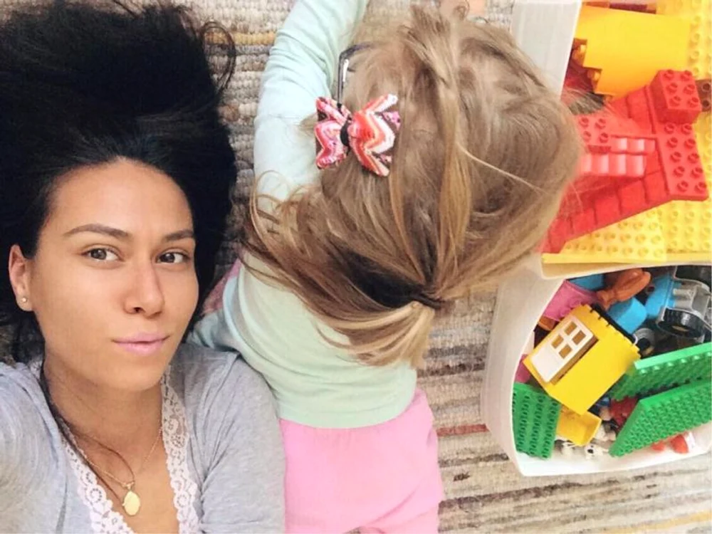 Micuţa Ava ia lecţii de gătit chiar de la mama ei 