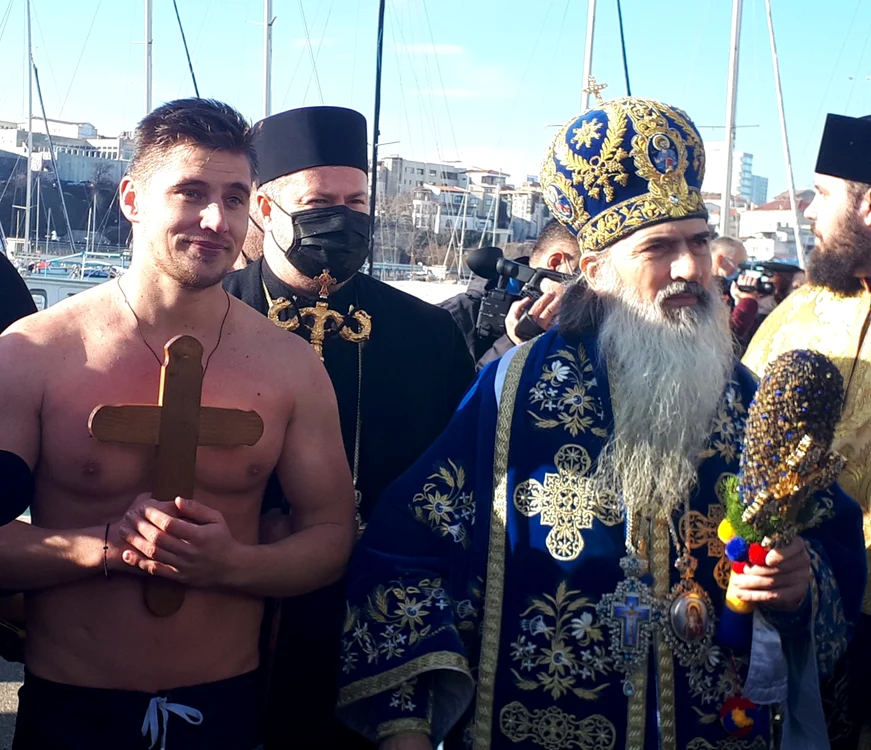 
    Butoaiele cu apă au fost  aduse în căruţe trase de boi    