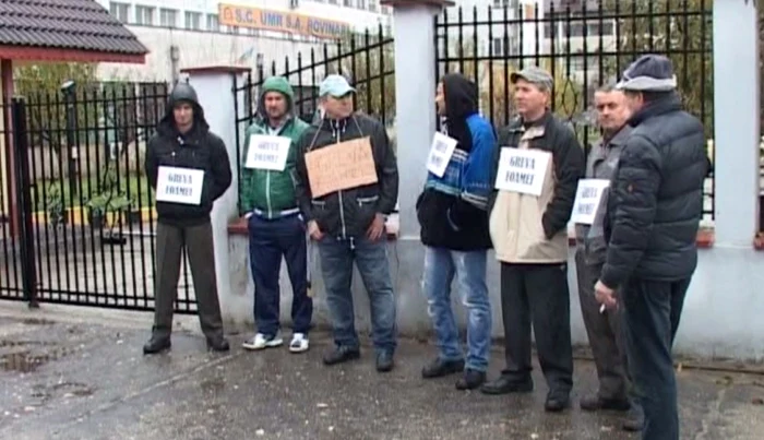 Unii dintre salariaţi au intrat în greva foamei                                                                    FOTO: Gorj TV