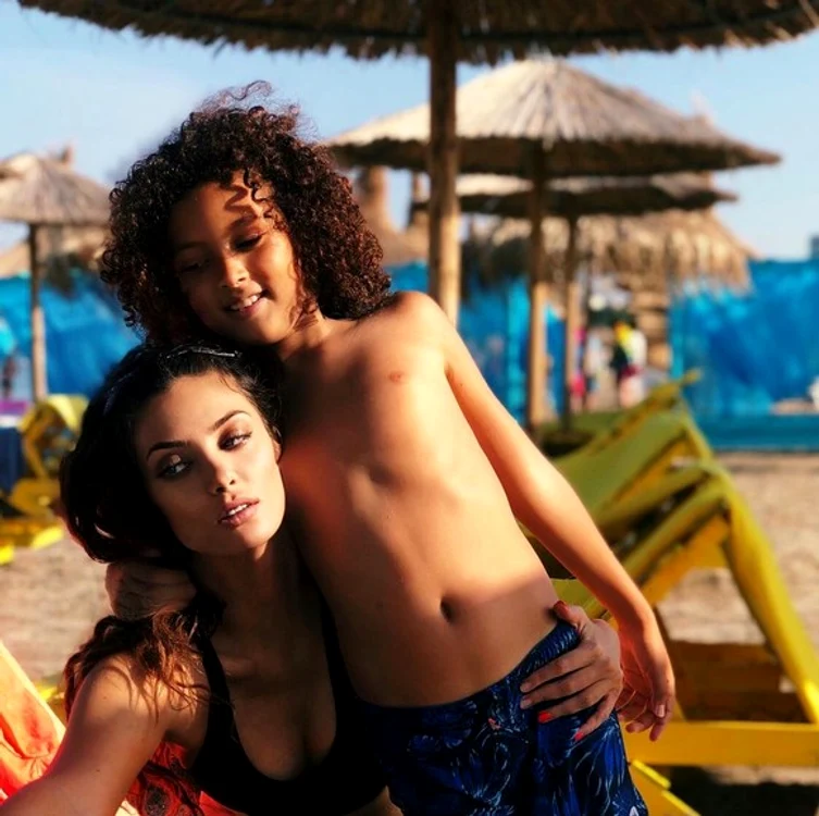
    Claudia Pavel  a filmat de mai multe  ori cu Noah  