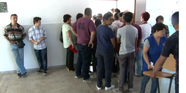 Elevii au stat la coadă ca să se înscrie la profesională