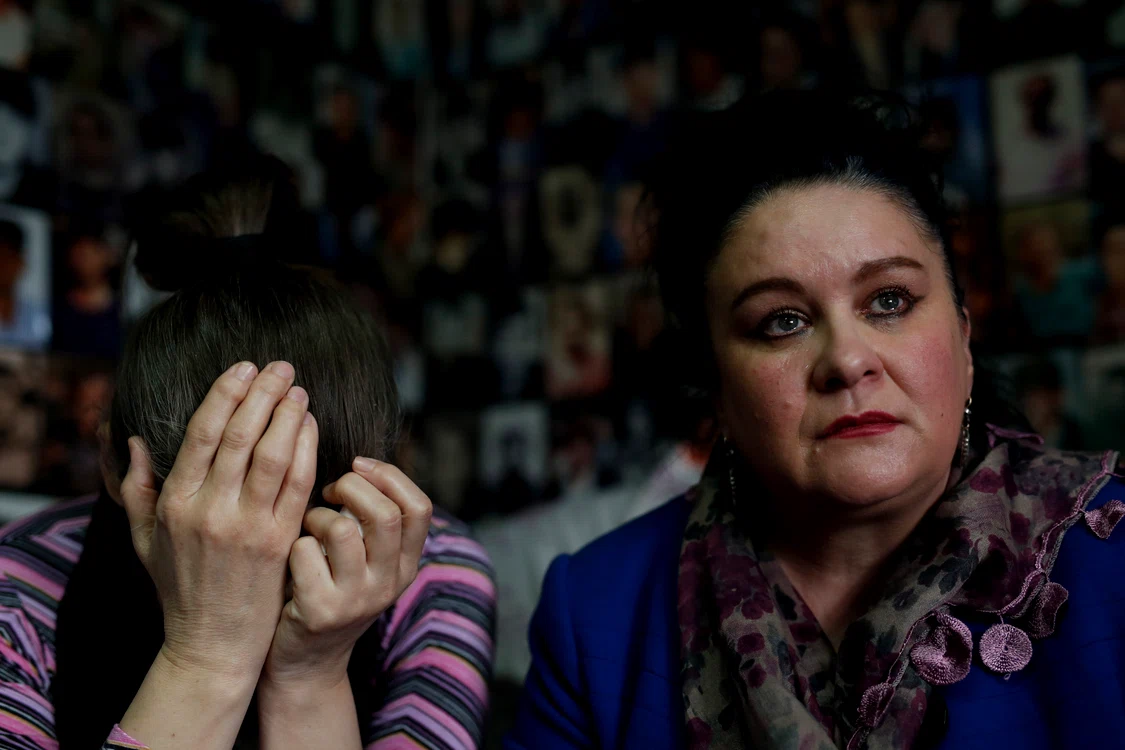 O femeie care și-a pierdut familia în timpul masacrului din Srebrenica, este dezamgită de sentința dată