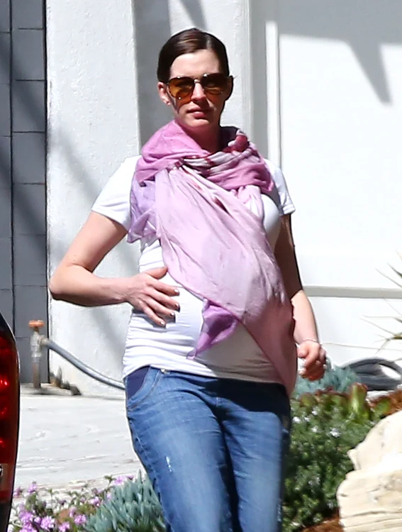 anne hathaway hepta 2311785 jpg jpeg