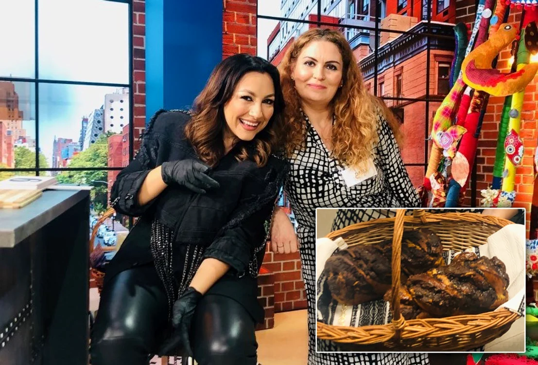 
    Andra a degustat cozonacul Babka, cu care reporterul Dana Popa a fost în emisiune  
