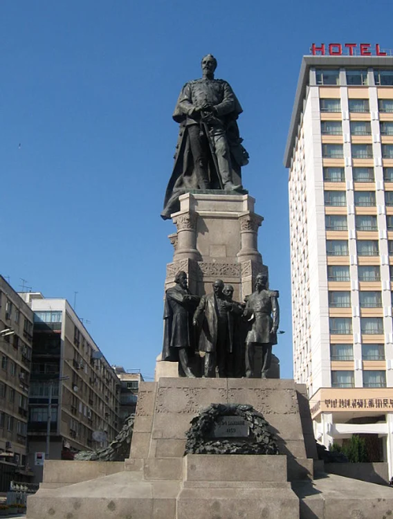 
    Statuia din centrul Iașiului a fost scena unei petreceri cu maneleFOTO: wikipedia.ro  