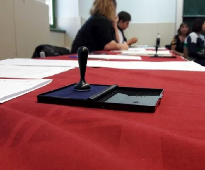 
    Raed Arafat a declarat că românii vor fi obligați să-și dezinfecteze mâinile la intrarea și ieșirea din secțiile de votare și să poarte mască  