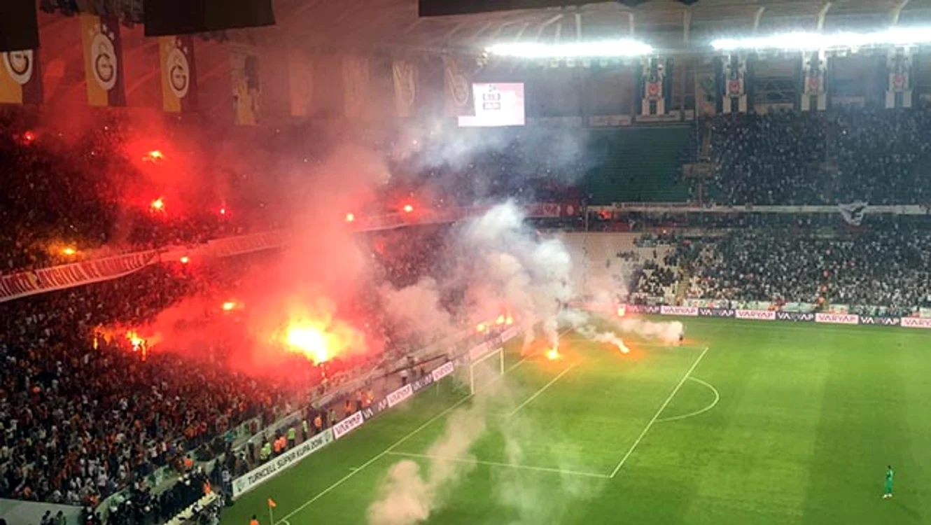 Bătaie cruntă între suporterii echipelor Besiktas și GalatasarayFoto Ultras-Tifo