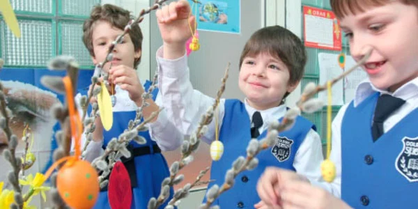Elevii din clasele primare au împodobit ramurile de salcie cu ouă colorate