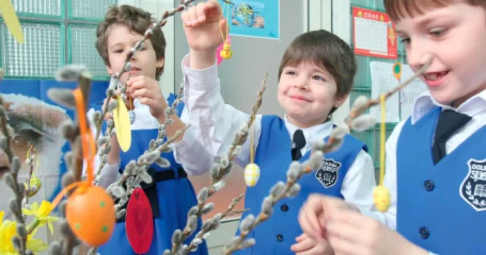 Elevii din clasele primare au împodobit ramurile de salcie cu ouă colorate