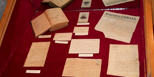 Muzeul expune scrisori şi fotografii care au aparţinut prozatorului Liviu Rebreanu