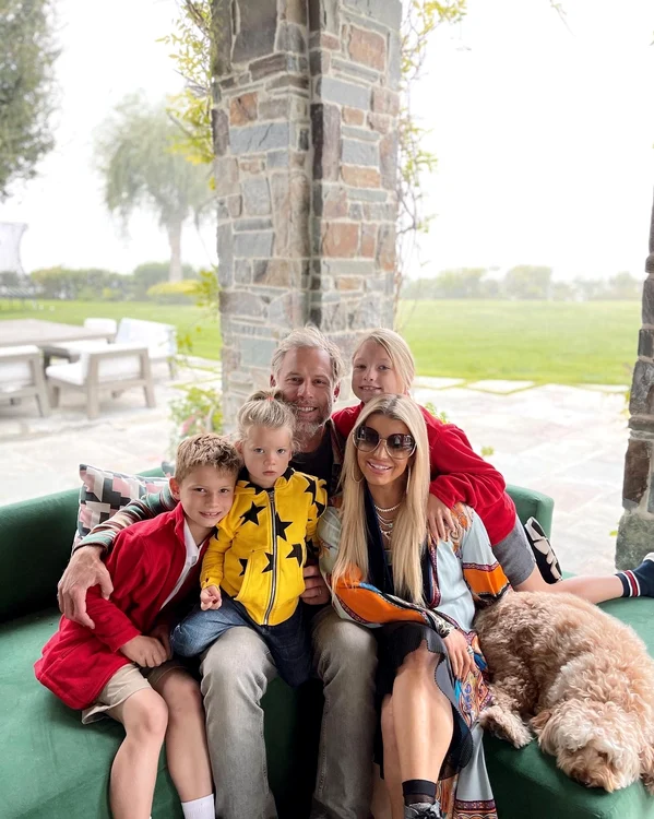 
    Jessica Simpson alături de soțul ei Eric Johnson și cei trei copii ai lorfoto: Instagram  
