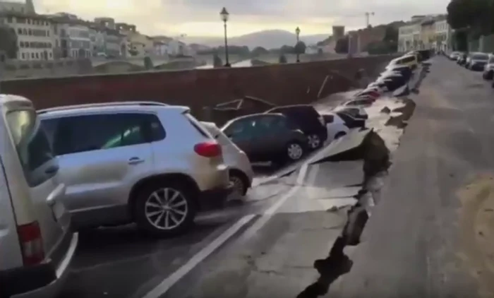 
    Mașinile parcate pe chei s-au prăbușit în apăfoto: captură  