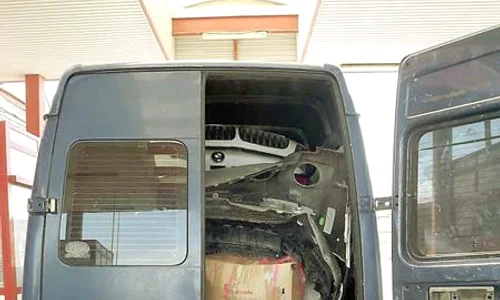 Bolidul a fost făcut bucăţi  şi încărcat într un microbuz  pentru a nu bate la ochi jpeg