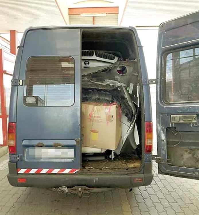 Bolidul a fost făcut bucăţi  şi încărcat într-un microbuz  pentru a nu bate la ochi