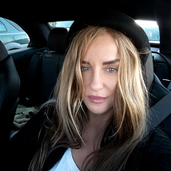 Tania Budi a terminat Facultatea de Jurnalism şi a lucrat în TVR