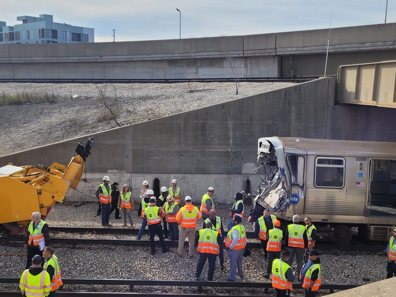Grav accident feroviar în Chicago, între un tren de pasageri și un utilaj de deszăpezire: 38 de răniți