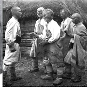 Scena de pe Columnă și fotografia lui Denis Galloway, Sursa Radu Vulpe, Muzeul Etnografic al Transilvaniei jpg