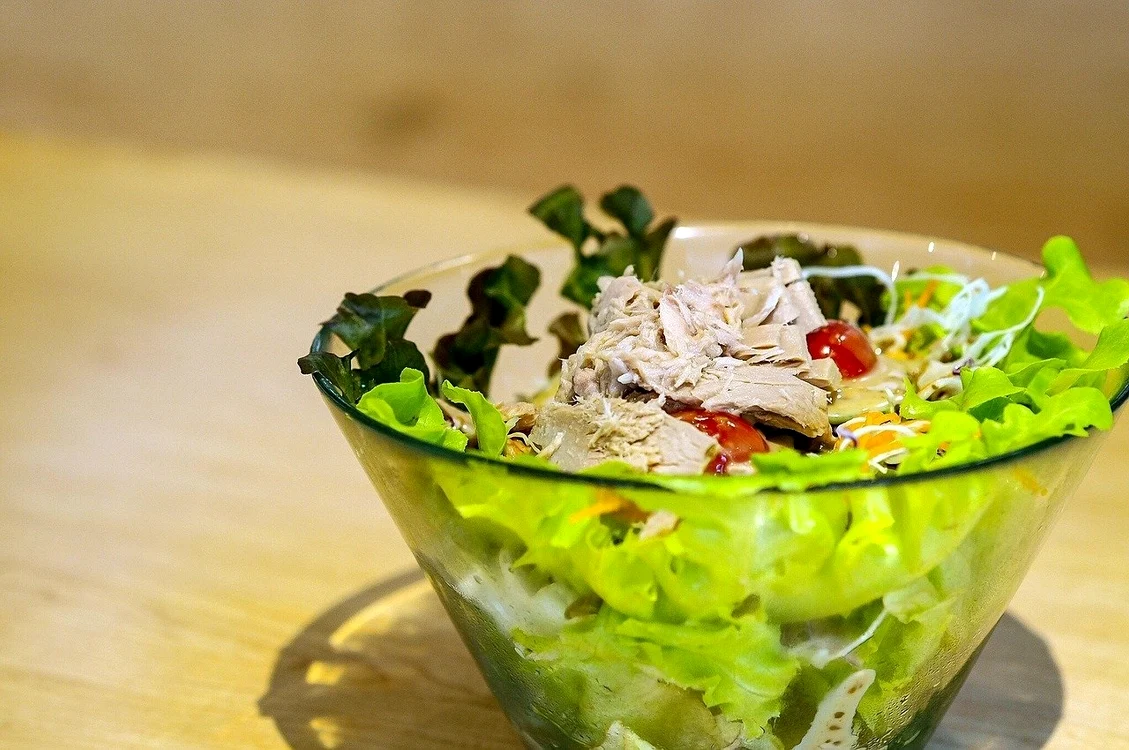 1 salata cu ton ceapa castravete si ou jpg jpeg