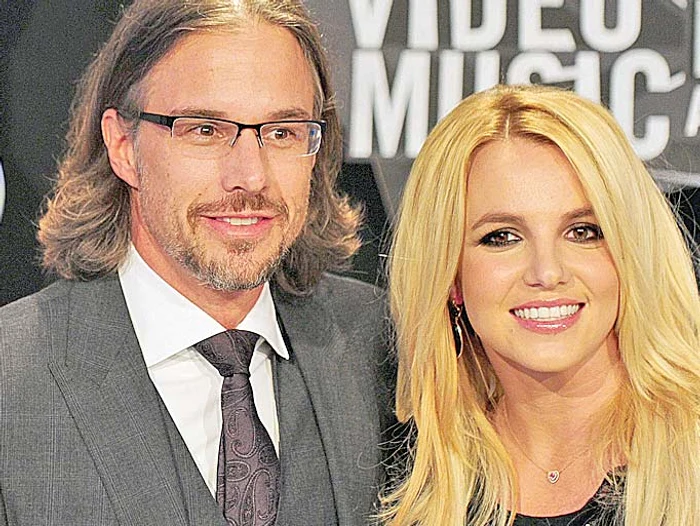 
    Şi ei sunt pe cale să se despartă  