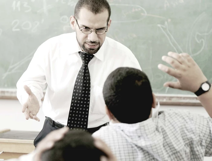 
    În şcoli, actele de violenţă au devenit  o obişnuinţă atât între elevi,  cât şi între profesori şi copii  