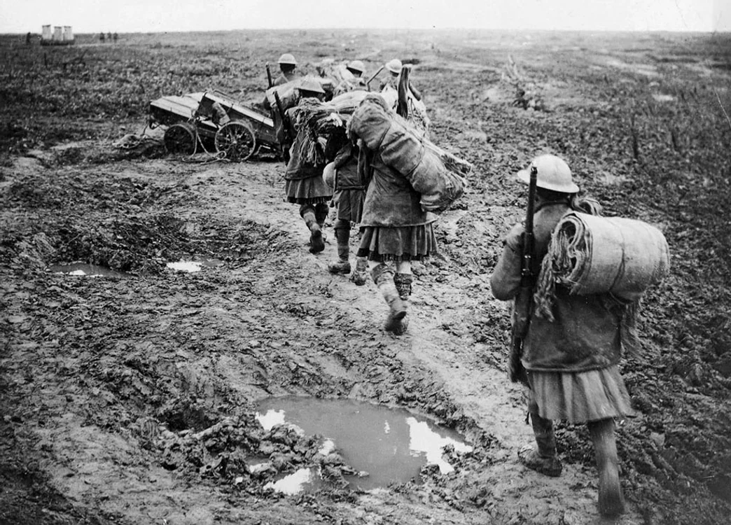 Soldaţi ai Marii Britanii cară saci cu nisip pe front,  în 1916.