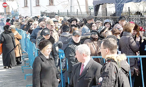 Mii de credincioşi s au adunat la Icoana vindecătoare de boli (Fotografii: Dan Bistriţeanu) jpeg
