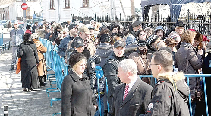Mii de credincioşi s-au adunat la Icoana vindecătoare de boli (Fotografii: Dan Bistriţeanu)