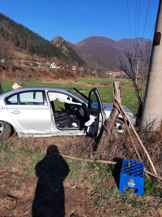 Accident mortal pe Valea Oltului - DN 7 - în zona Robeşti - Câineni din judeţul Vâlcea soldat cu trei victime dintre care una a murit Foto ISU Vâlcea