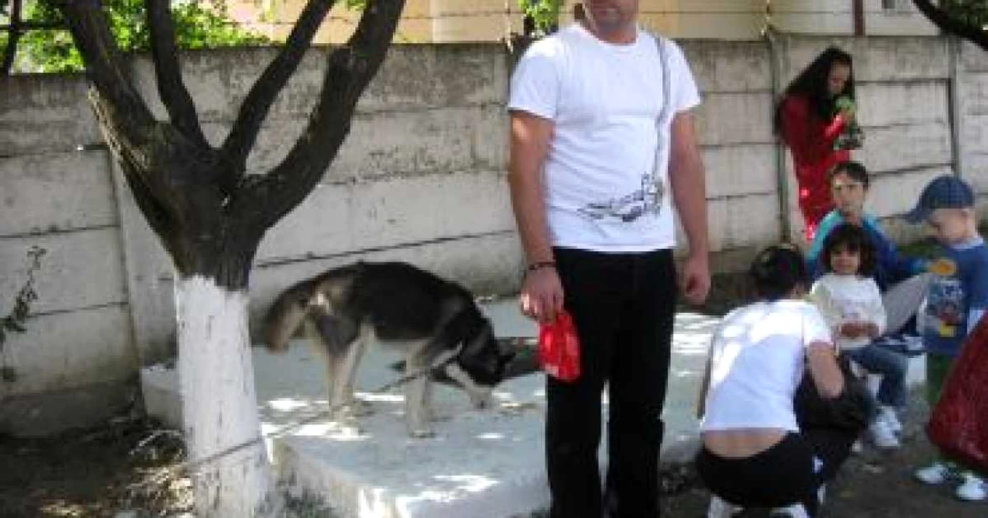 Râmnicu Vâlcea: Copiii l-au răsfăţat pe Jar de Ziua Pompierilor