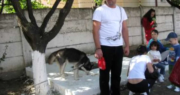 Râmnicu Vâlcea: Copiii l-au răsfăţat pe Jar de Ziua Pompierilor