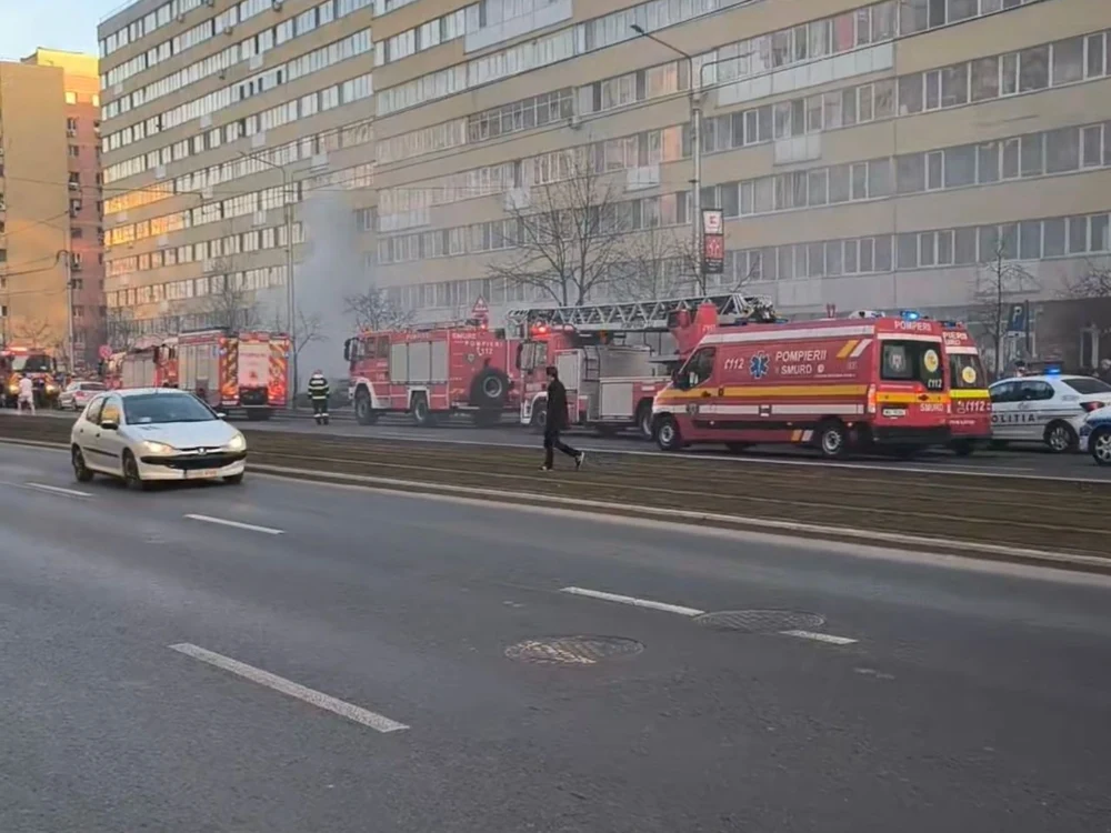 Incendiu la un spațiu comercial din București. Fumul s-a răspândit pe toată casa scării