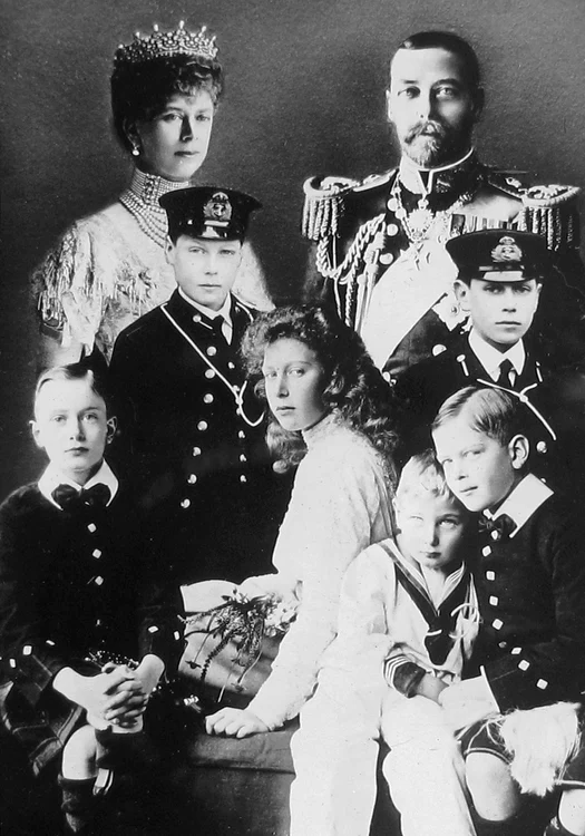Regina Mary, Regele George V și copiii lor  Henry, Mary, John și George, Profimedia