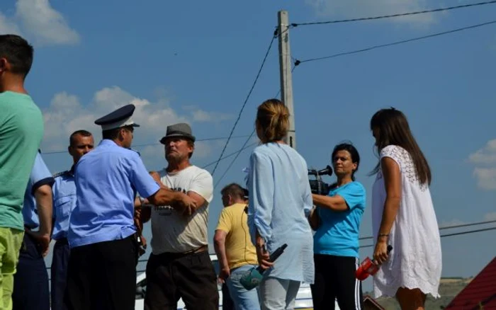 Sătenii au început să ameninţe presafoto: adevarul.ro