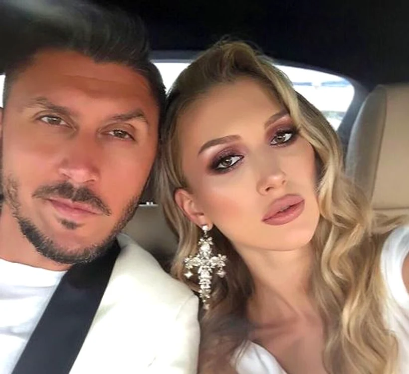 
    Ioana Marcu, foarte elegantă în ziua în care și-a creștinat băiețelul Foto: Captură video Telekom Sport   