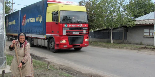 Zeci de tiruri tranzitează zilnic strada Alexandru Ghica