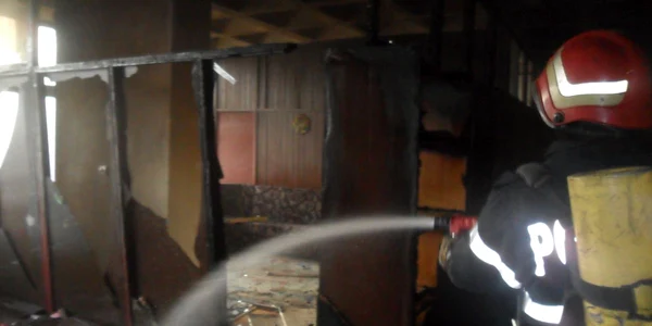 Pompierii au intervenit pentru stingerea incendiului de la etajul 3 al Casei Tineretului